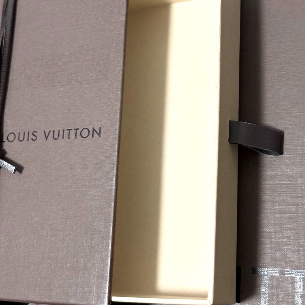[Louis Vuitton] Lot of 6 - Large & Small Box, 2 Envelopes, Gift Bag & Tag/Card - Picture 6 of 16